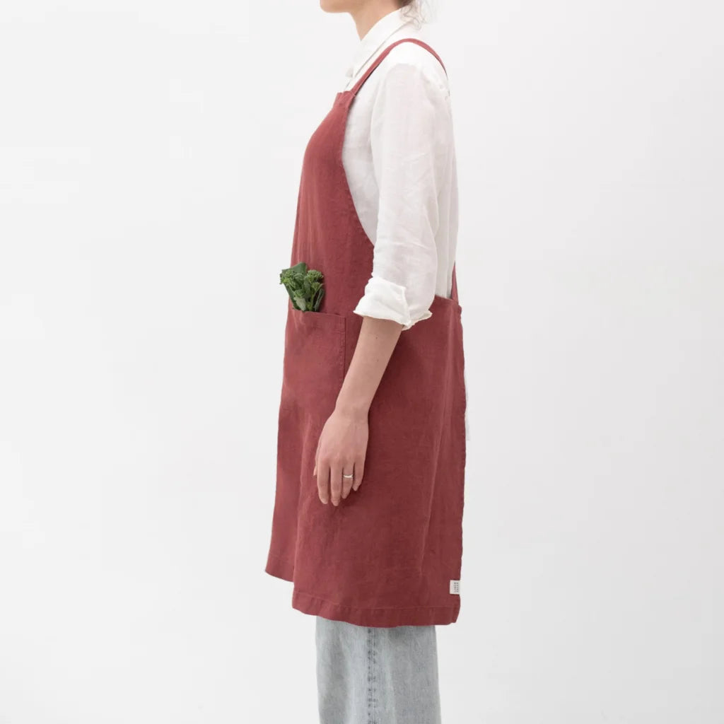 Leinen Crossback-Schürze in Weinrot Rot von Linen Tales Größe 94 cm breit+ 83 cm lang