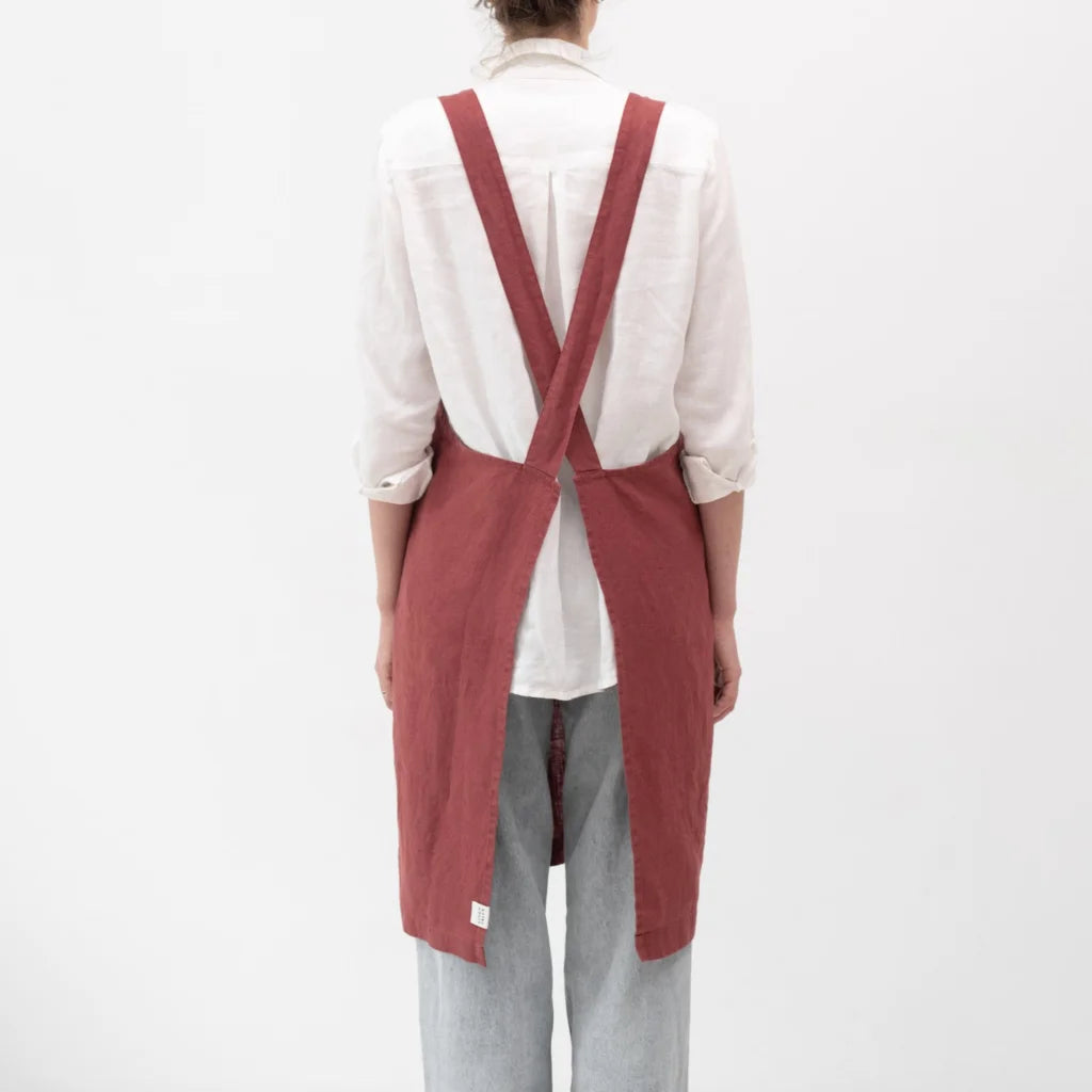 Leinen Crossback-Schürze in Weinrot Rot von Linen Tales Größe 94 cm breit+ 83 cm lang