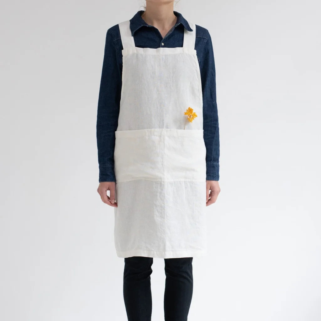 Leinen Crossback-Schürze in Weiß von Linen Tales Größe 94 cm breit+ 83 cm lang