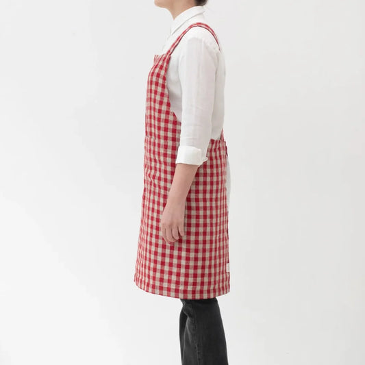 Leinen Crossback-Schürze Karo in Rot+Beige Muster Karo von Linen Tales Größe 94 cm breit+ 83 cm lang