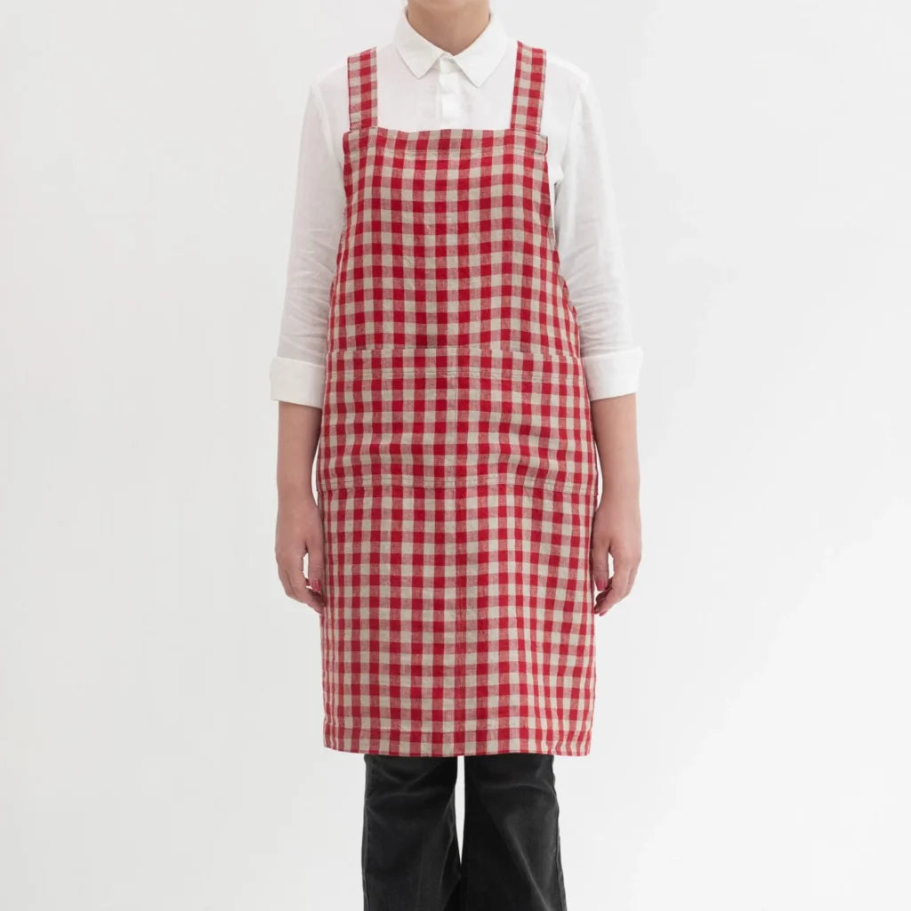 Leinen Crossback-Schürze Karo in Rot+Weiß Muster Karo von Linen Tales Größe 94 cm breit+ 83 cm lang