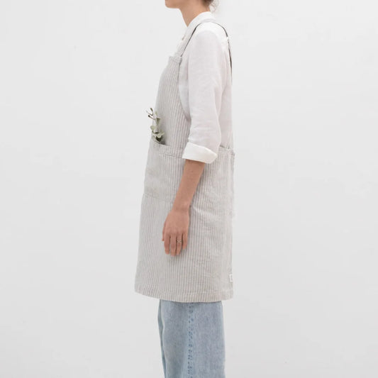 Leinen Crossback-Schürze Streifen in Hellgrau+Blau Grau+Blau Muster Streifen von Linen Tales Größe 94 cm breit+ 83 cm lang