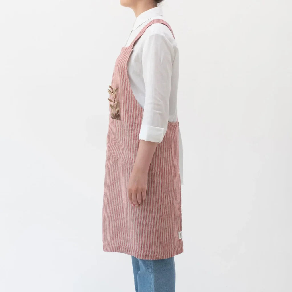 Leinen Crossback-Schürze Streifen in Rot+Creme Muster Streifen von Linen Tales Größe 94 cm breit+ 83 cm lang
