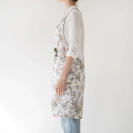 Leinen Crossback-Schürze Vögel in Weiß+Flieder+Grün Weiß+Lila+Grün Muster Vögel von Linen Tales Größe 94 cm breit+ 83 cm lang