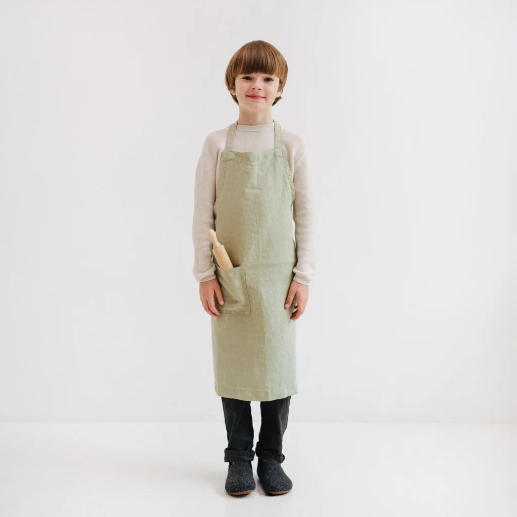 Leinen Kinder Alltagsschürze in Hellgrün Grün von Linen Tales Größe 53 cm breit+ 54 cm lang
