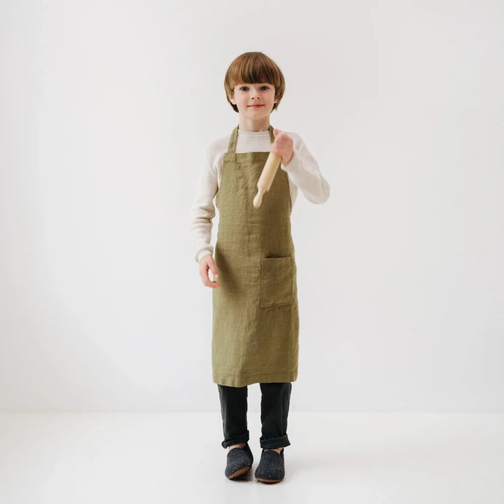Leinen Kinder Alltagsschürze in Olive Grün von Linen Tales Größe 53 cm breit+ 54 cm lang