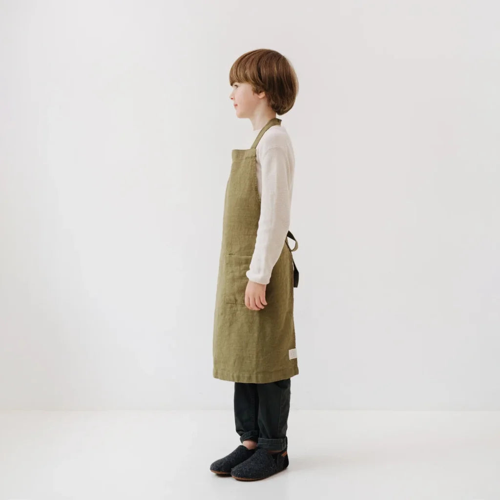 Leinen Kinder Alltagsschürze in Olive Grün von Linen Tales Größe 53 cm breit+ 54 cm lang