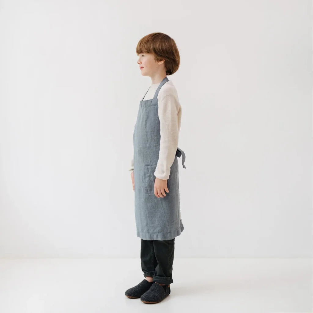 Leinen Kinder Alltagsschürze in Taubenblau Blau von Linen Tales Größe 53 cm breit+ 54 cm lang
