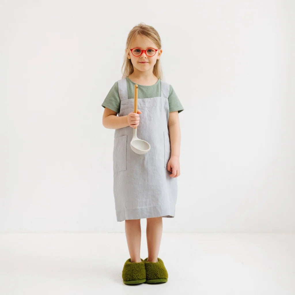 Leinen Kinder Pinafore-Schürze in Hellgrau Grau von Linen Tales Größe 64 cm breit+ 39 cm lang