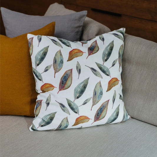 Leinen Kissenhülle Blätter in Weiß+Grün+Orange Muster Blätter von Linen Tales Größe 40x40 cm