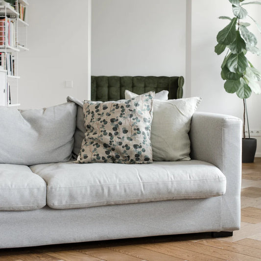 Leinen Kissenhülle Eukalyptus in Creme+Grün+Dunkelgrün Creme++Grün+Grün Muster Eukalyptus von Linen Tales Größe 40x40 cm