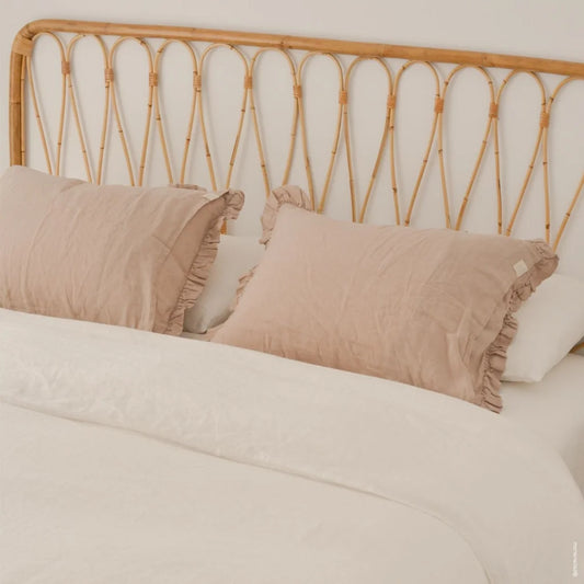 Leinen Kissenhülle mit Rüschen in Hellrosa Rosa von Linen Tales Größe 40x40 cm