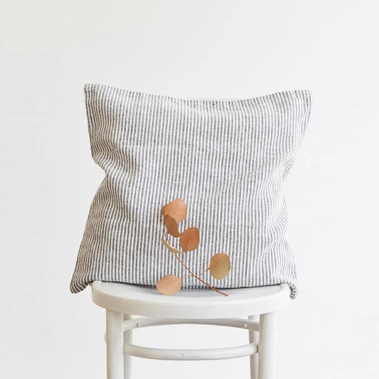 Leinen Kissenhülle Streifen in Weiß+Anthrazit Weiß+Grau Muster Streifen von Linen Tales Größe 40x40 cm