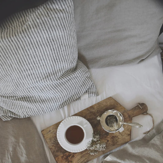 Leinen Kissenhülle Streifen in Weiß+Anthrazit Weiß+Grau Muster Streifen von Linen Tales Größe 40x40 cm