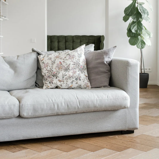 Leinen Kissenhülle Vögel in Weiß+Flieder+Grün Weiß+Lila+Grün Muster Vögel von Linen Tales Größe 40x40 cm