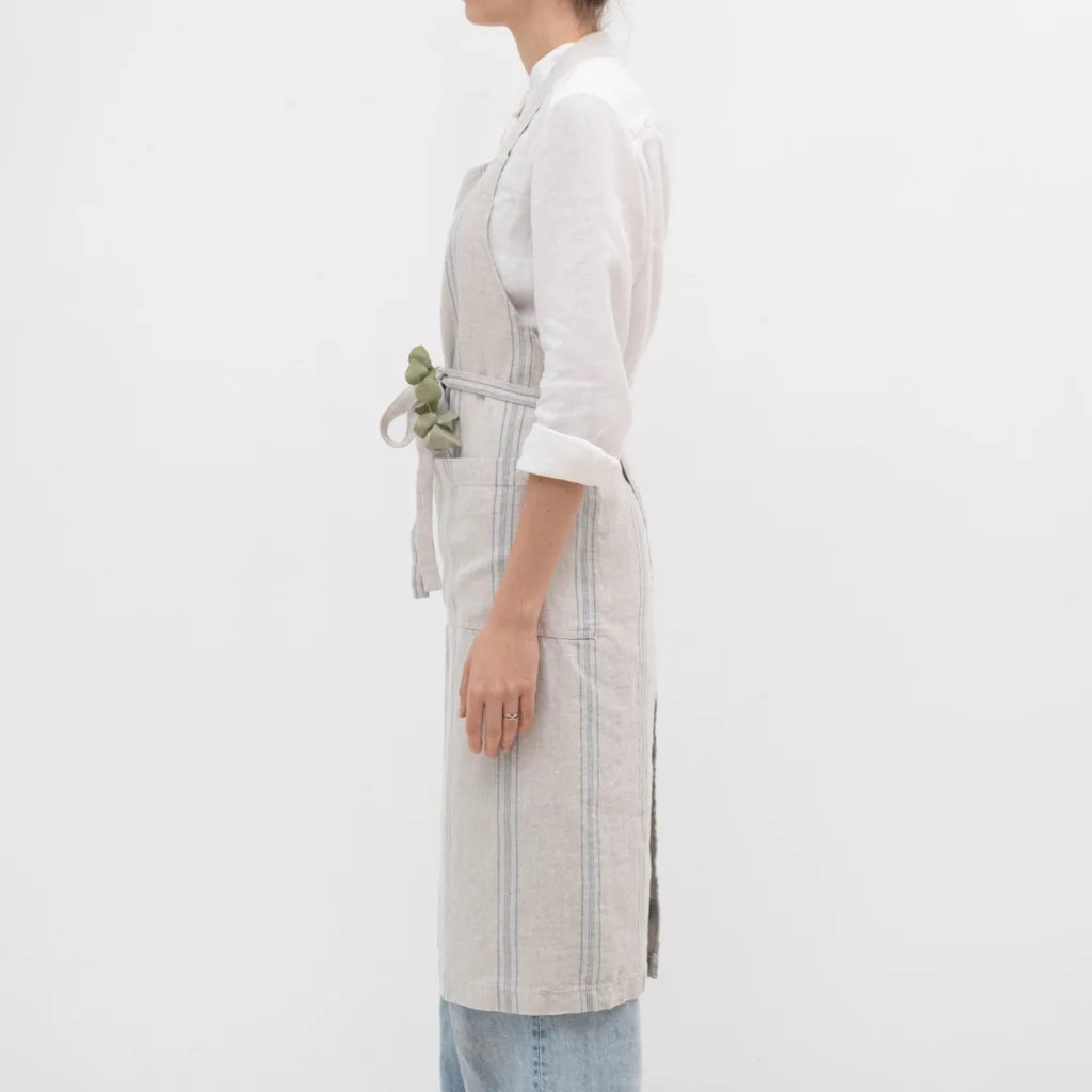 Leinen Kochschürze Streifen in Hellgrau+Blau Grau+Blau Muster Streifen von Linen Tales Größe 100 cm breit+ 98 cm lang