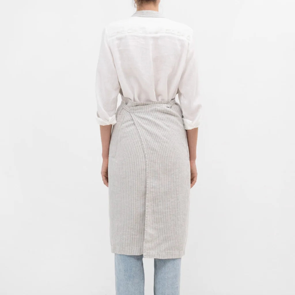 Leinen Kochschürze Streifen in Hellgrau+Blau Grau+Blau Muster Streifen von Linen Tales Größe 100 cm breit+ 98 cm lang