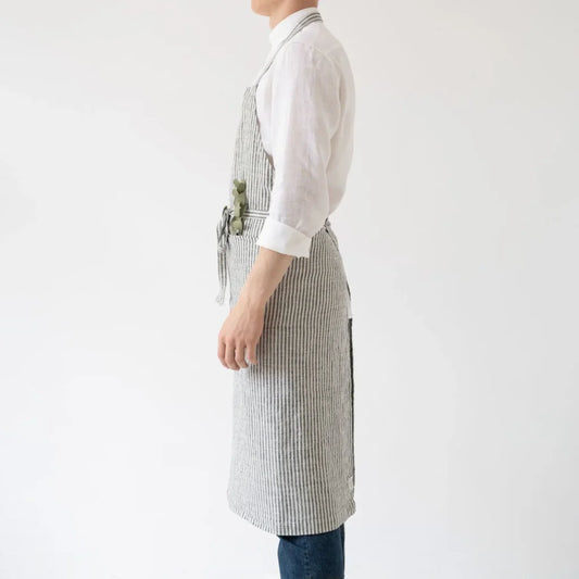 Leinen Kochschürze Streifen in Weiß+Anthrazit Weiß+Grau Muster Streifen von Linen Tales Größe 100 cm breit+ 98 cm lang
