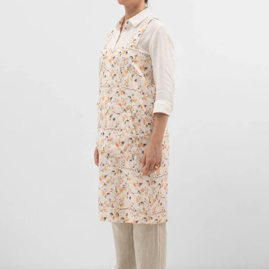 Leinen Pinafore-Schürze Blätter in Weiß+Orange+Grau Muster Blätter von Linen Tales Größe 114 cm breit+ 83 cm lang