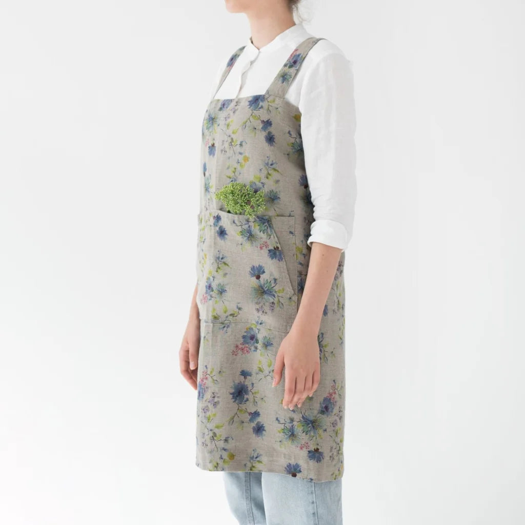 Leinen Pinafore-Schürze Blumen in Creme+Blau Muster Blumen von Linen Tales Größe 114 cm breit+ 83 cm lang