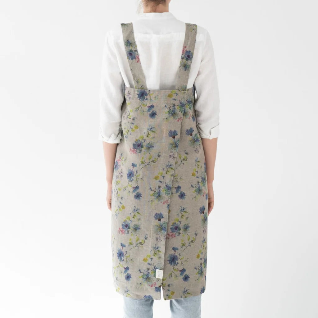 Leinen Pinafore-Schürze Blumen in Creme+Blau Muster Blumen von Linen Tales Größe 114 cm breit+ 83 cm lang