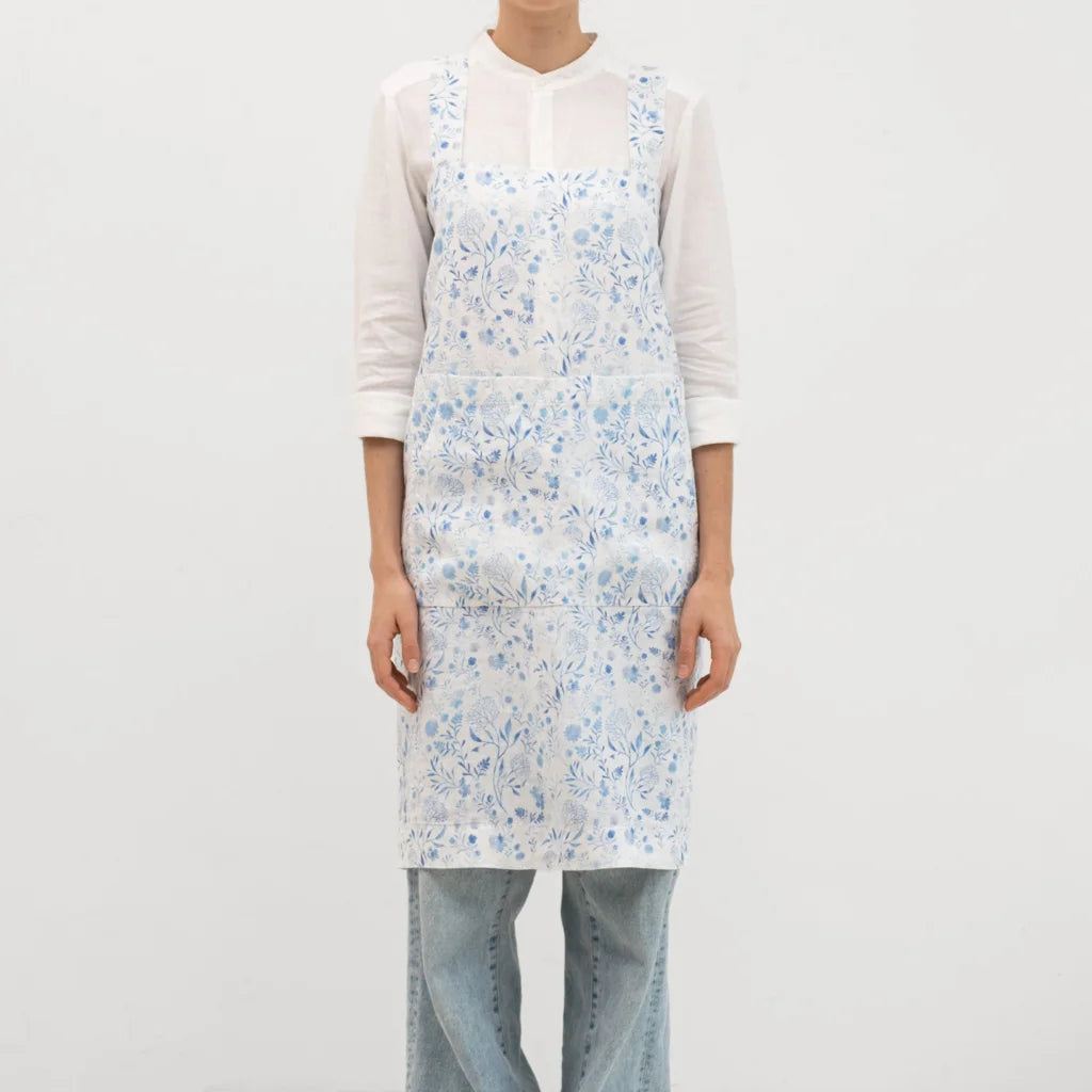 Leinen Pinafore-Schürze Blumen in Weiß+Blau Muster Blumen von Linen Tales Größe 114 cm breit+ 83 cm lang