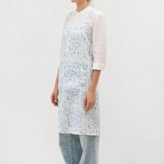 Leinen Pinafore-Schürze Blumen in Weiß+Blau Muster Blumen von Linen Tales Größe 114 cm breit+ 83 cm lang