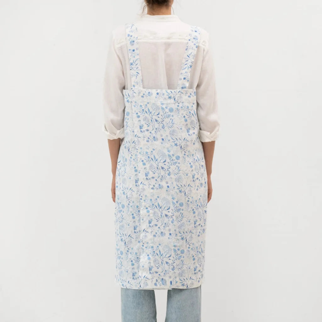 Leinen Pinafore-Schürze Blumen in Weiß+Blau Muster Blumen von Linen Tales Größe 114 cm breit+ 83 cm lang