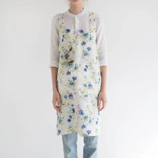 Leinen Pinafore-Schürze Blumen in Weiß+Blau Muster Blumen von Linen Tales Größe 114 cm breit+ 83 cm lang