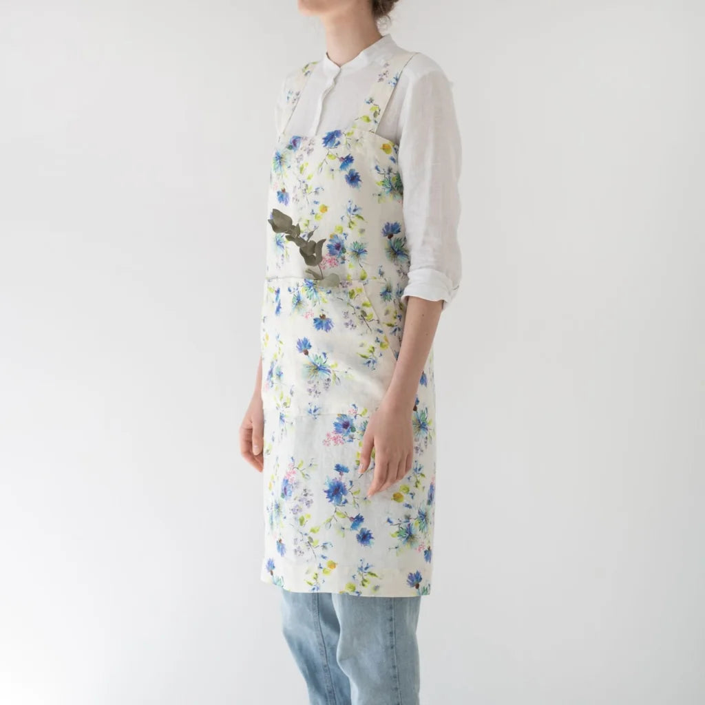 Leinen Pinafore-Schürze Blumen in Weiß+Blau Muster Blumen von Linen Tales Größe 114 cm breit+ 83 cm lang