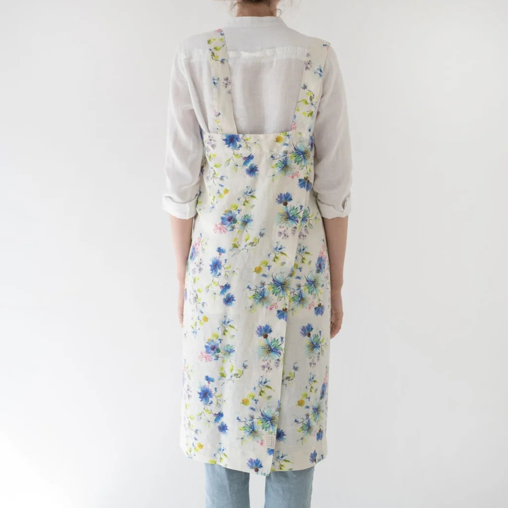 Leinen Pinafore-Schürze Blumen in Weiß+Blau Muster Blumen von Linen Tales Größe 114 cm breit+ 83 cm lang