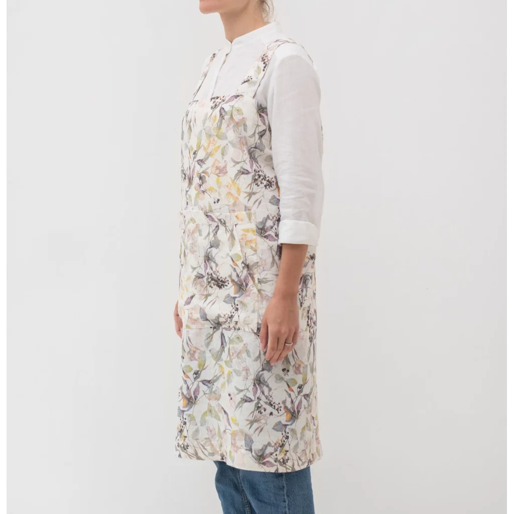 Leinen Pinafore-Schürze Blumen in Weiß+Flieder+Gelb Weiß+Lila+Gelb Muster Blumen von Linen Tales Größe 114 cm breit+ 83 cm lang