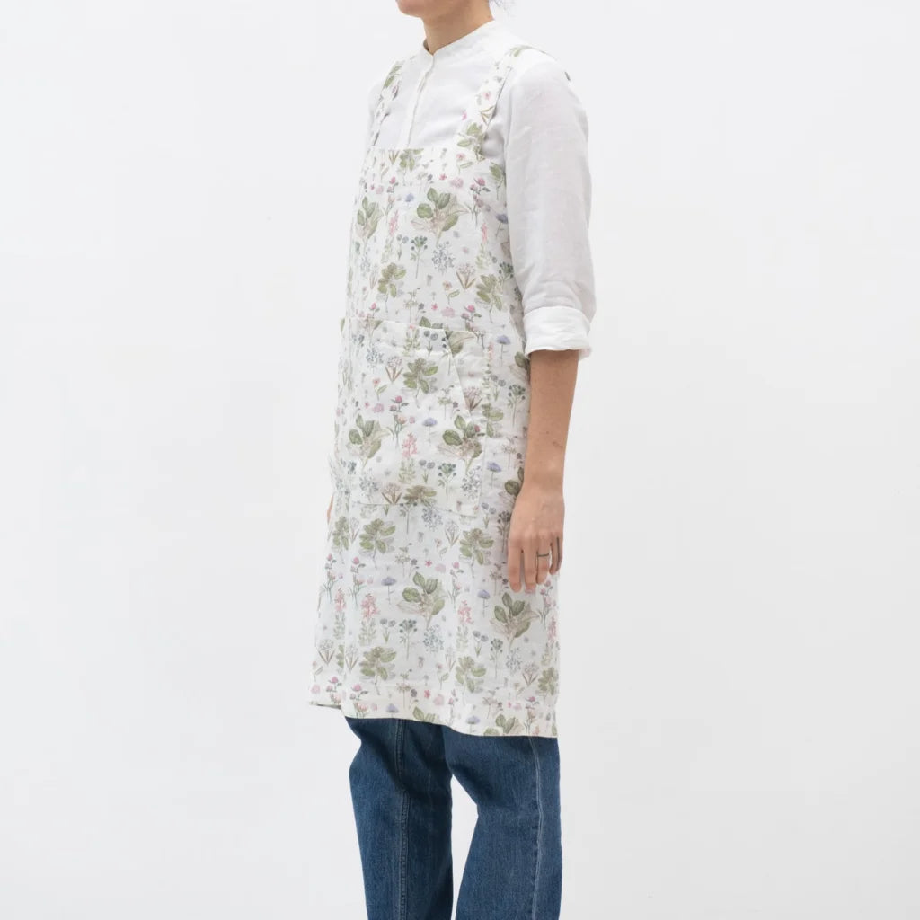 Leinen Pinafore-Schürze Botanik in Weiß+Rosa+Grün+Braun Muster Botanik von Linen Tales Größe 114 cm breit+ 83 cm lang