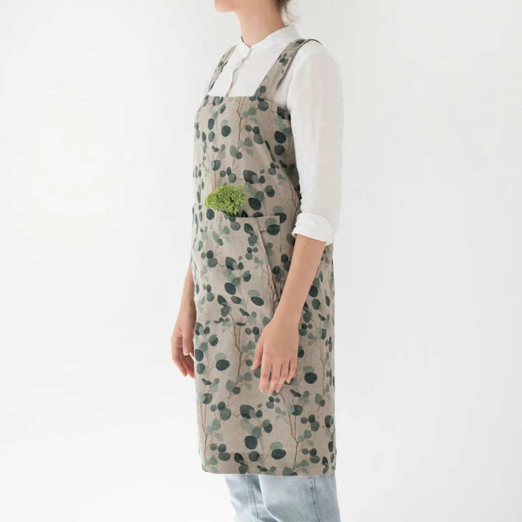 Leinen Pinafore-Schürze Eukalyptus in Creme+Grün+Dunkelgrün Muster Eukalyptus von Linen Tales Größe 114 cm breit+ 83 cm lang