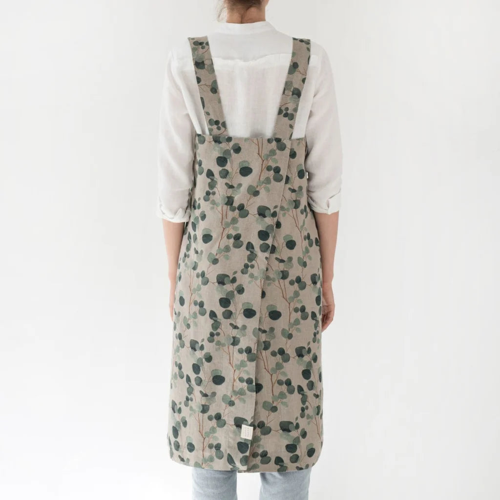 Leinen Pinafore-Schürze Eukalyptus in Creme+Grün+Dunkelgrün Muster Eukalyptus von Linen Tales Größe 114 cm breit+ 83 cm lang