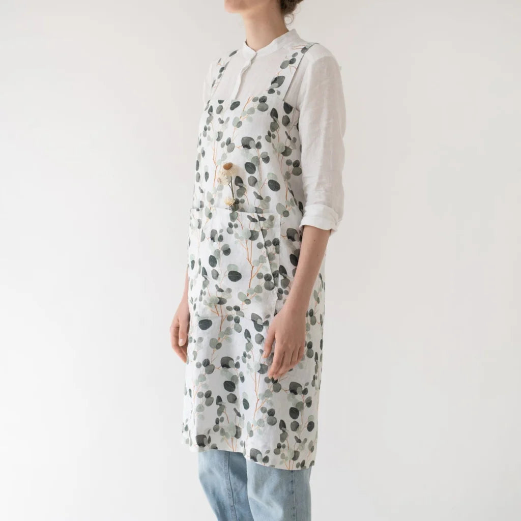 Leinen Pinafore-Schürze Eukalyptus in Weiß+Grün+Dunkelgrün Muster Eukalyptus von Linen Tales Größe 114 cm breit+ 83 cm lang