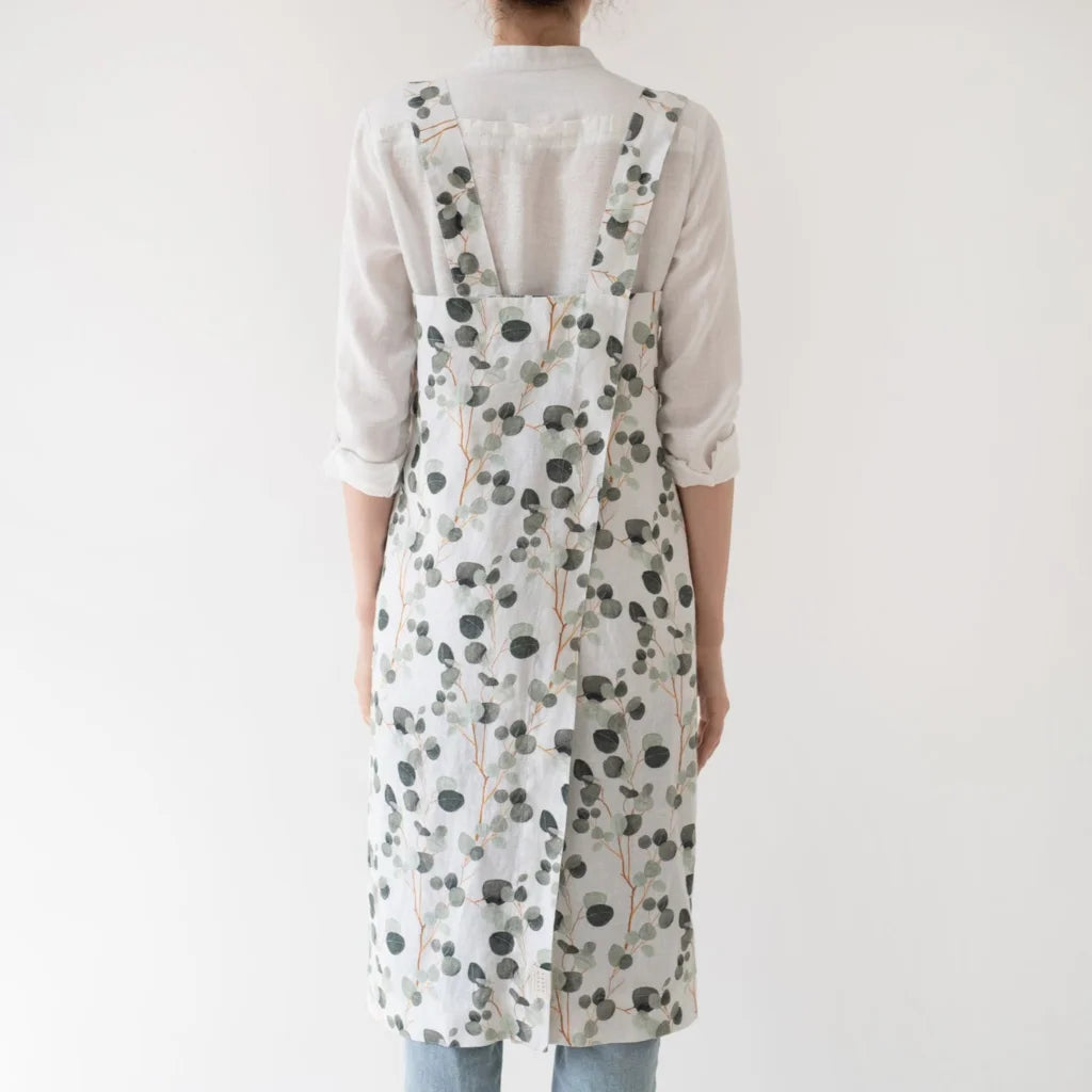 Leinen Pinafore-Schürze Eukalyptus in Weiß+Grün+Dunkelgrün Muster Eukalyptus von Linen Tales Größe 114 cm breit+ 83 cm lang