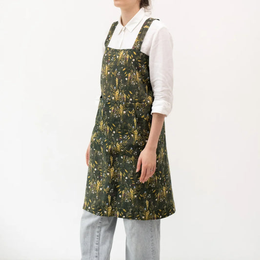 Leinen Pinafore-Schürze Gräser in Dunkelgrün+Gelb Grün+Gelb Muster Gräser von Linen Tales Größe 114 cm breit+ 83 cm lang