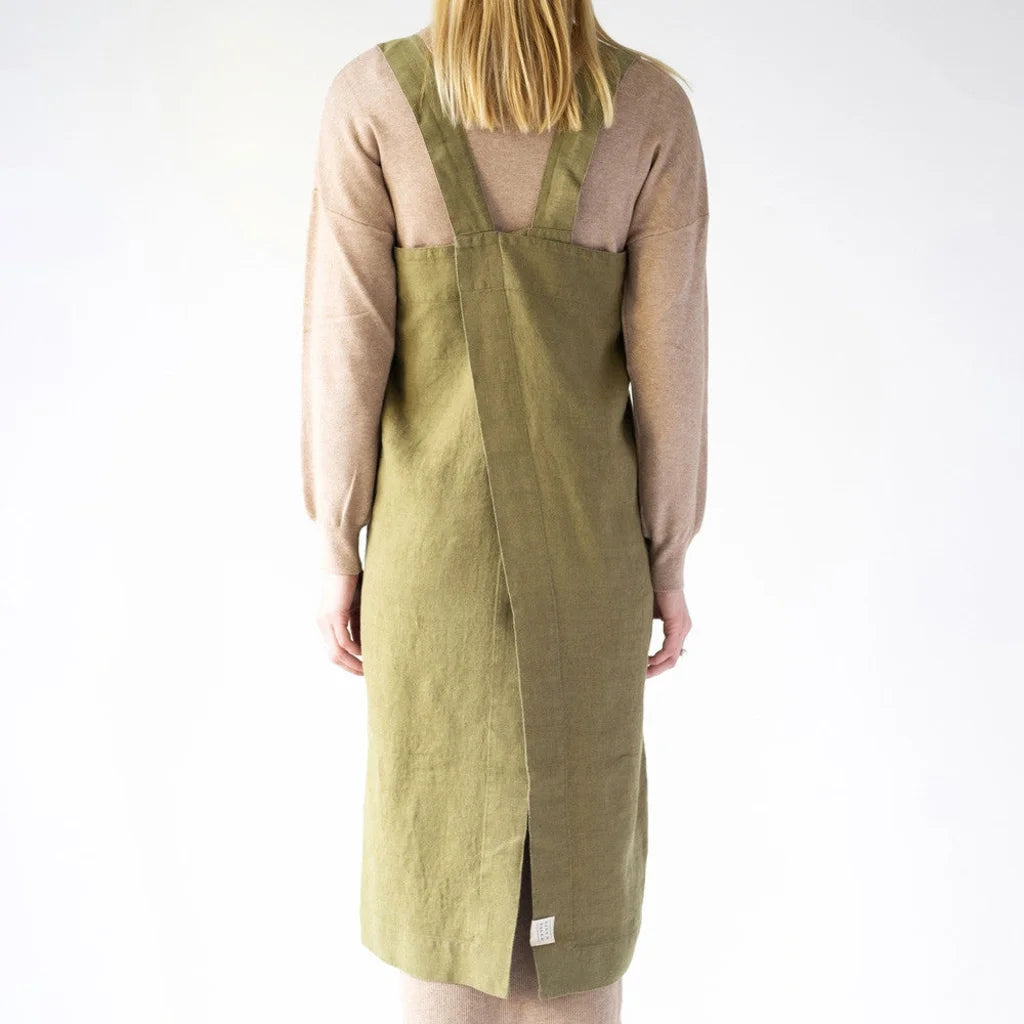 Leinen Pinafore-Schürze in Olive Grün von Linen Tales Größe 114 cm breit+ 83 cm lang