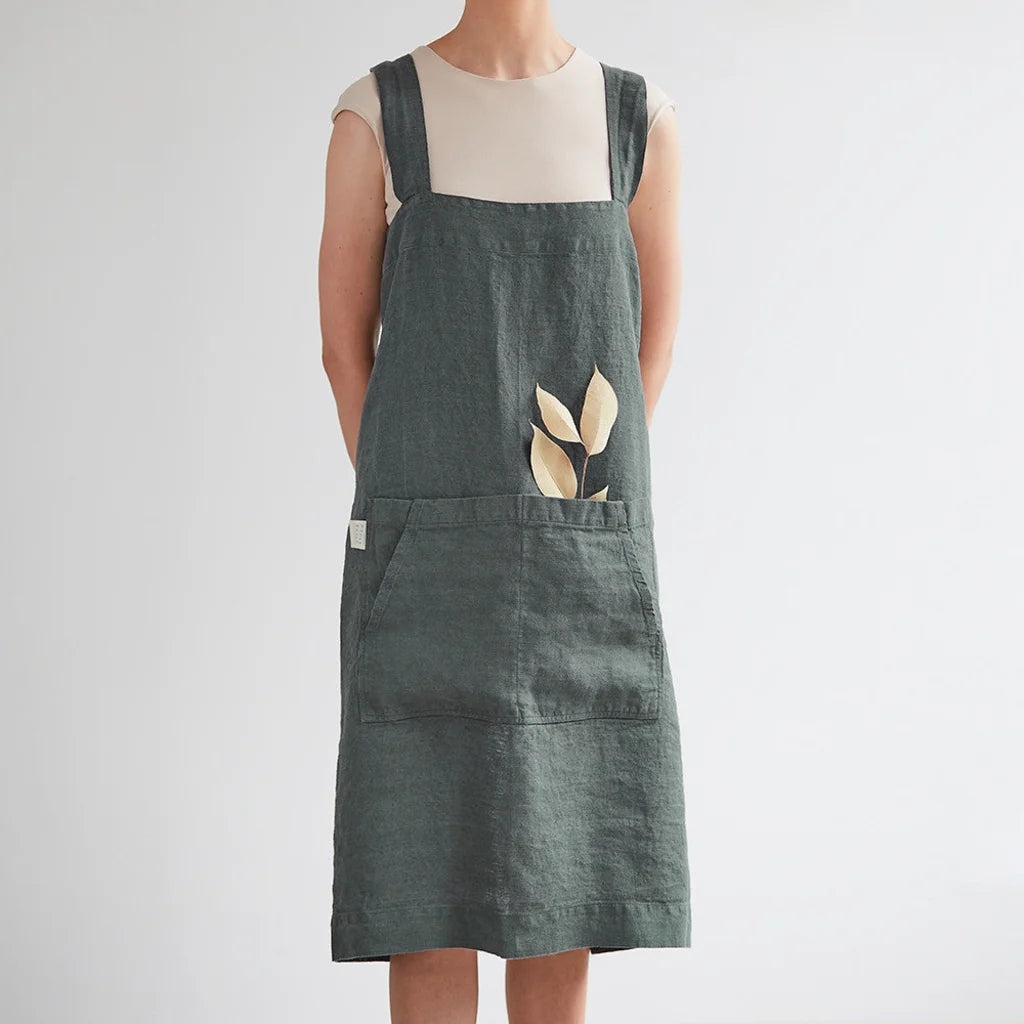 Leinen Pinafore-Schürze in Waldgrün Grün von Linen Tales Größe 114 cm breit+ 83 cm lang