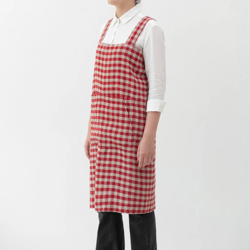 Leinen Pinafore-Schürze Karo in Rot+Beige Muster Karo von Linen Tales Größe 114 cm breit+ 83 cm lang