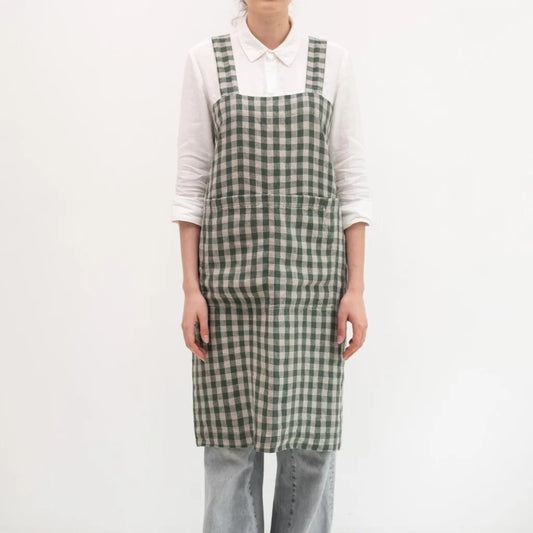 Leinen Pinafore-Schürze Karo in Waldgrün+Beige Grün+Beige Muster Karo von Linen Tales Größe 114 cm breit+ 83 cm lang