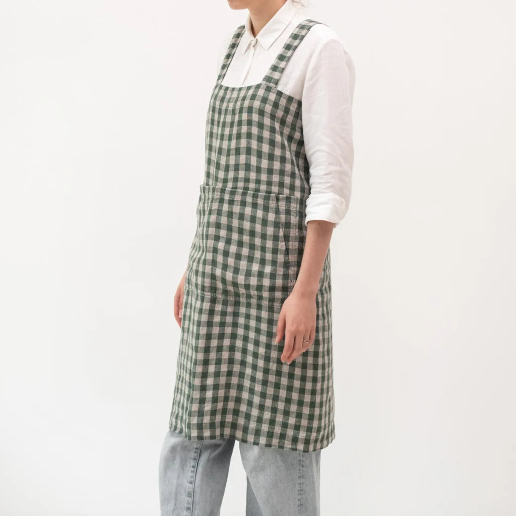 Leinen Pinafore-Schürze Karo in Waldgrün+Beige Grün+Beige Muster Karo von Linen Tales Größe 114 cm breit+ 83 cm lang
