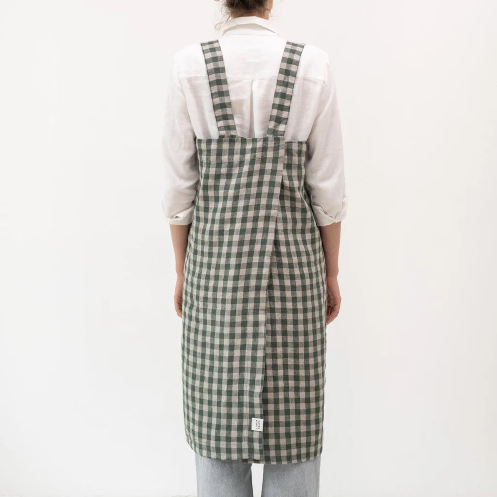 Leinen Pinafore-Schürze Karo in Waldgrün+Beige Grün+Beige Muster Karo von Linen Tales Größe 114 cm breit+ 83 cm lang