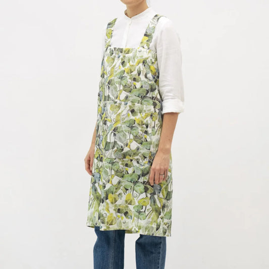 Leinen Pinafore-Schürze Lotusblätter in Weiß+Grün Muster Lotusblätter von Linen Tales Größe 114 cm breit+ 83 cm lang