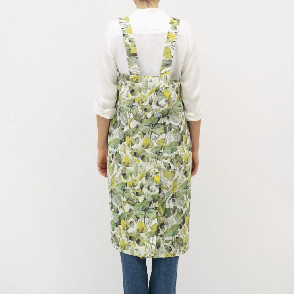 Leinen Pinafore-Schürze Lotusblätter in Weiß+Grün Muster Lotusblätter von Linen Tales Größe 114 cm breit+ 83 cm lang
