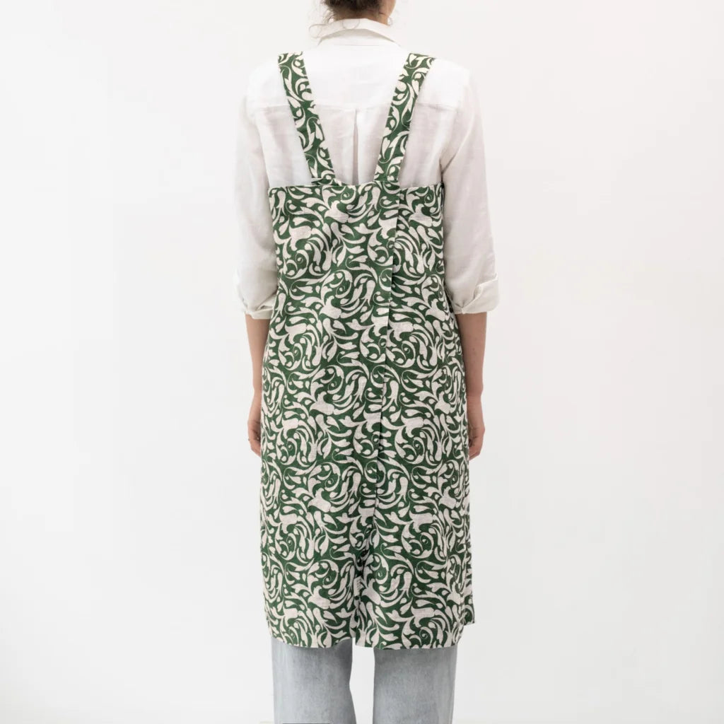 Leinen Pinafore-Schürze Ranke in Grün+Beige Muster Ranke von Linen Tales Größe 114 cm breit+ 83 cm lang