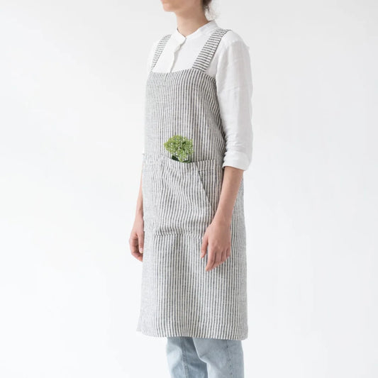 Leinen Pinafore-Schürze Streifen in Weiß+Anthrazit Weiß+Grau Muster Streifen von Linen Tales Größe 114 cm breit+ 83 cm lang