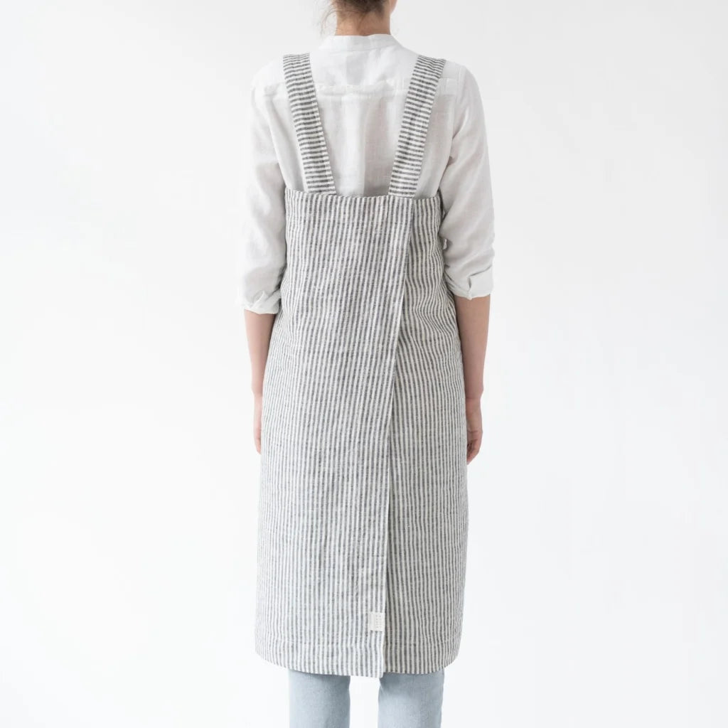 Leinen Pinafore-Schürze Streifen in Weiß+Anthrazit Weiß+Grau Muster Streifen von Linen Tales Größe 114 cm breit+ 83 cm lang