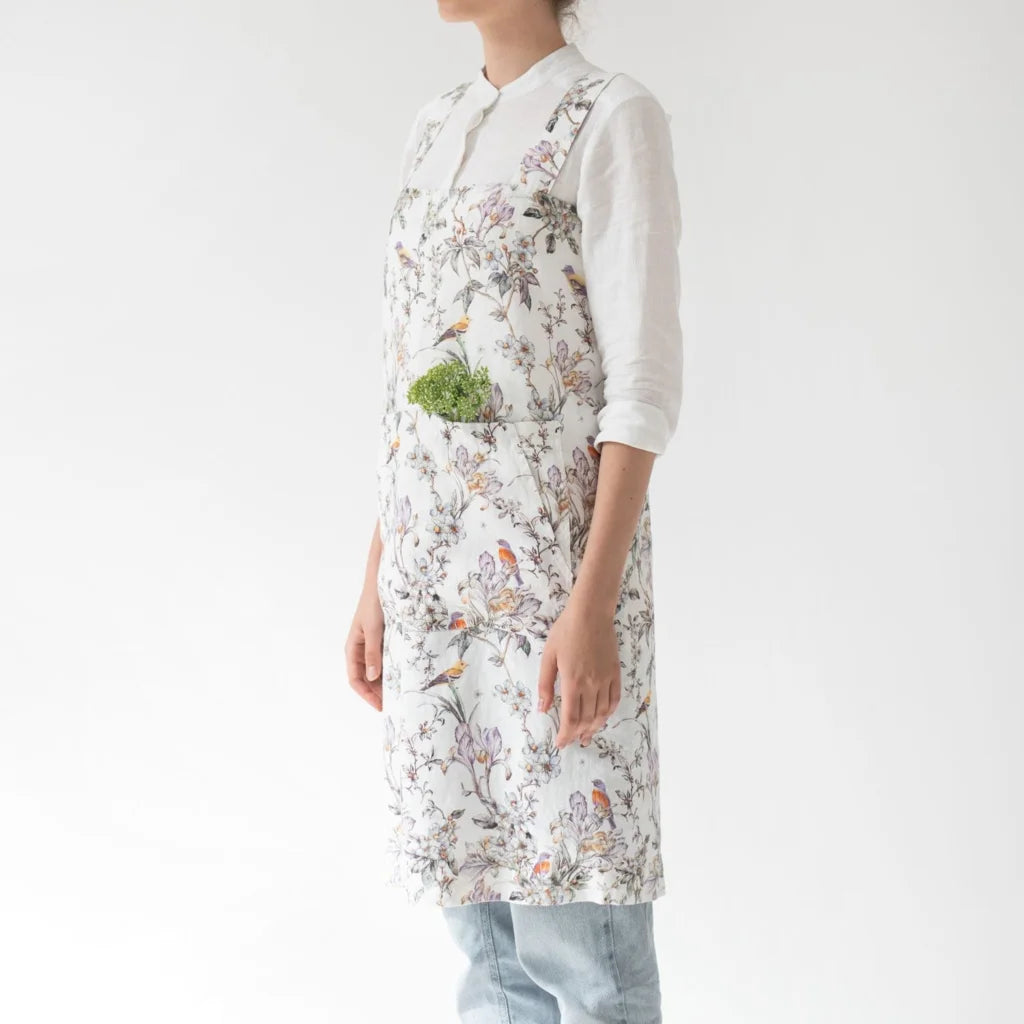 Leinen Pinafore-Schürze Vögel in Weiß+Flieder+Grün Weiß+Lila+Grün Muster Vögel von Linen Tales Größe 114 cm breit+ 83 cm lang